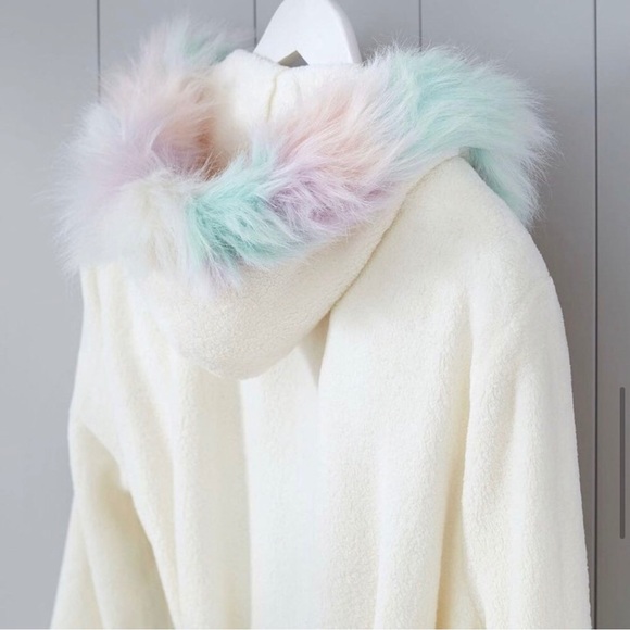 New PB Teen faux fur hooded unicorn robe - Picture 3 of 7